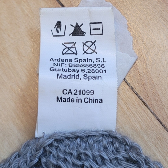 An Ardene Grey beret - Picture 9 of 9